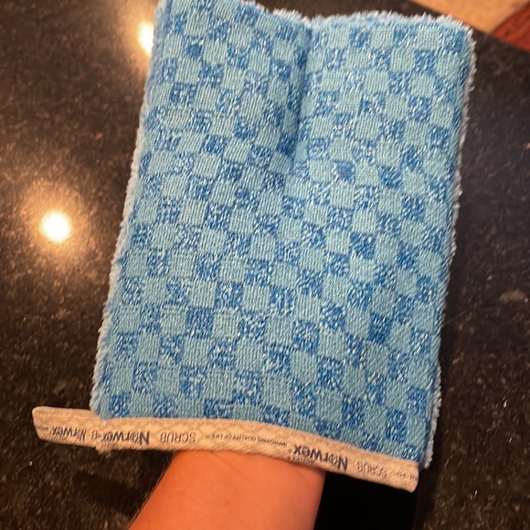 Norwex Bathroom Scrub Mitt NWOT - Picture 3 of 4